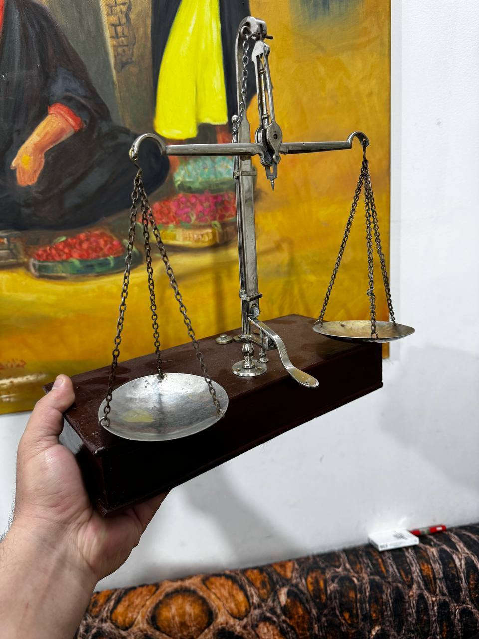 ميزان جواهرچية قطع من النوادر انتيك نحاس طلاء فضة يتفصخ ينضم داخل الصندوق حجمة موضح 
فيديو داخل المنشور موضح أكثر *********** بغداد
