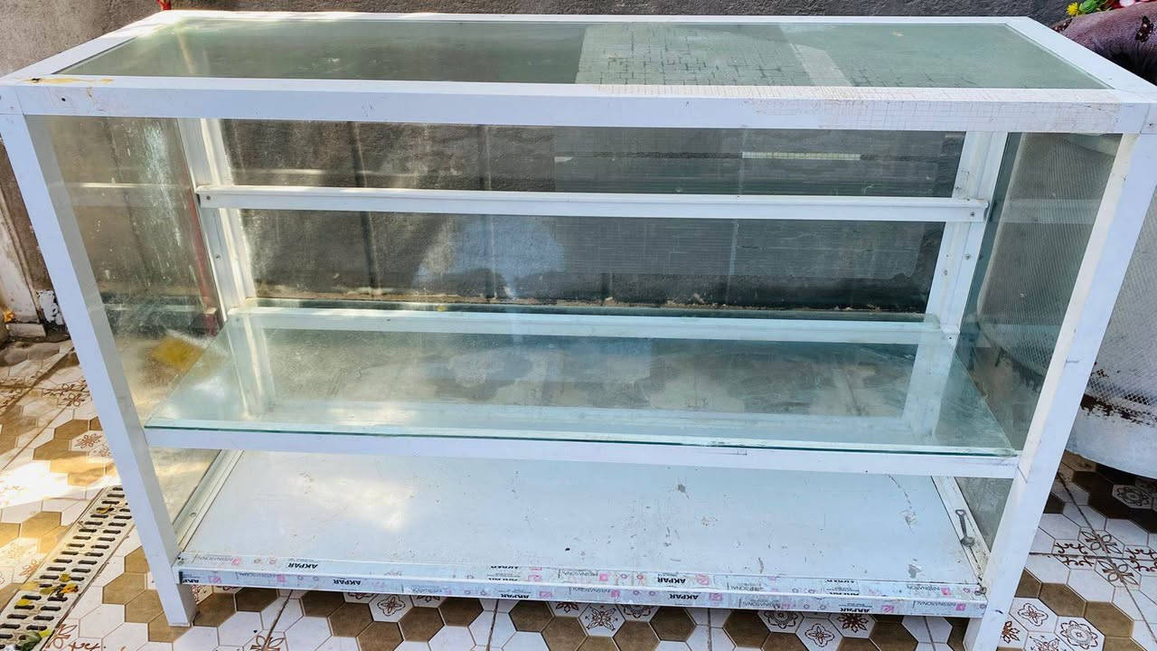 ميز مال محل بعده كلش جديد طوله متر ونص جام والمنيوم للبيع *********** مكاني ناصريه مركز
