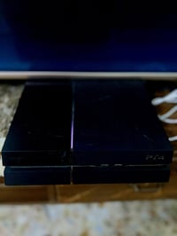 ⸻ 🎮 للبيع – بلايستيشن 4 (PS4 FAT) 🎮  * نوع الجهاز: PS4 FAT * الذاكرة: ...
