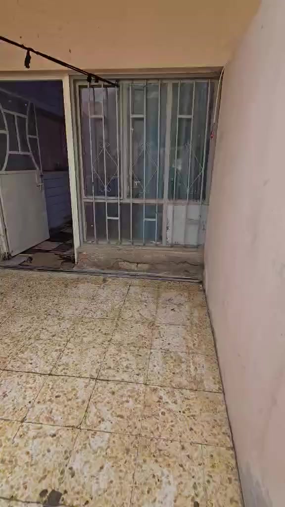 السلام عليكم 
🏠بيت للبيع 🏠
في حي الشهداء الاول خلف مركز الشرطة الشرقي📍
 الفرع قبل الاخير  ٢٠٠م طابو كونكريت ♦️مسلح البناء قديم
♦️البيت مقسم ٣ اقسام  غرفتين ♦️وصاله واستقبال وصحيات. الطابق ♦️الثاني  بناء متكامل غرفه واستقبال ♦️ومطبخ وصاله وصحيات بناء جديد ♦️الطابق الثاني نظافة البيت الارضي ♦️كما ماموضح بالفيديو 
♦️السعر 85 
للاستفسار مكتب الحي للعقارات والمقاولات العامه  
☎️***********
