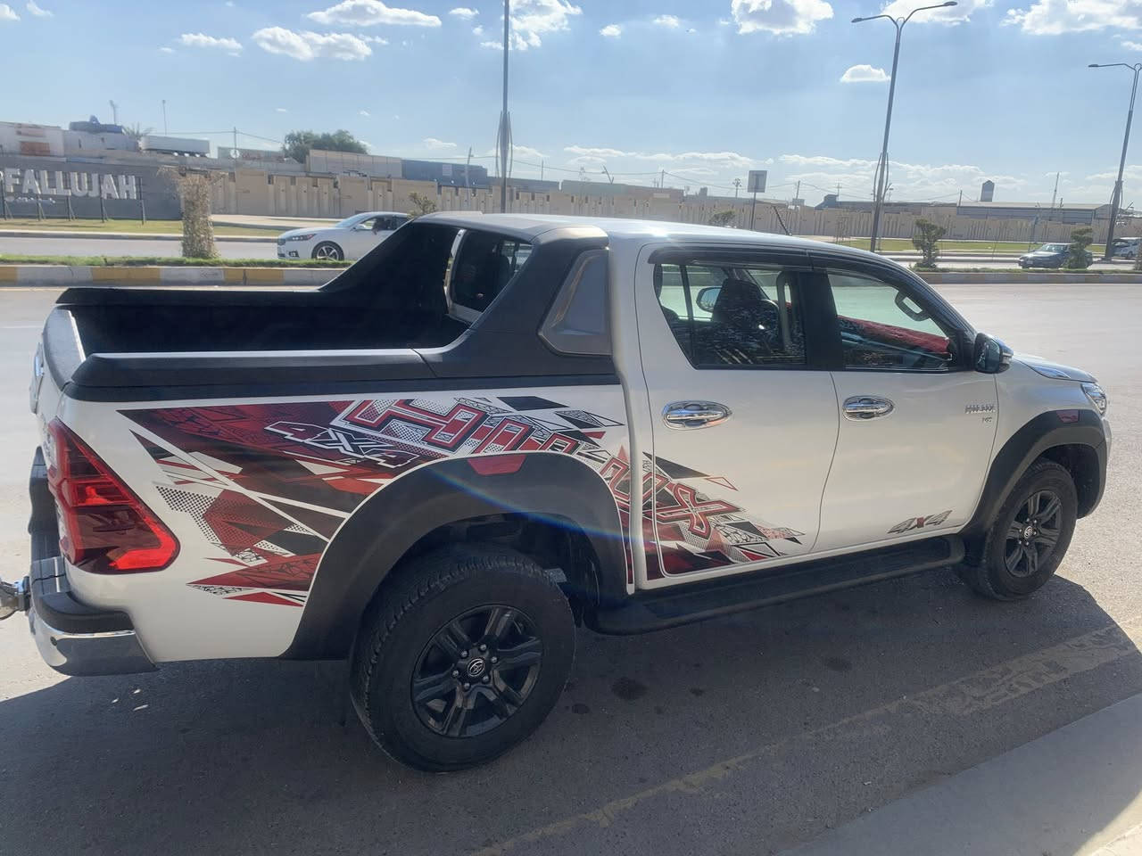 السلام عليكم 🚗 للبيع: تويوتا هايلوكس SR5 - محرك V6 موديل 23
• النوع: تويوتا هايلوكس (Hilux) خليجي.

• المحرك: 6 سلندر (V6) قوي جداً واقتصادي.

• نظام الدفع: 4x4 (دبل قمارة).

• الفئة: SR5 (معدلة بنظام Adventure).

• اللون: أبيض لؤلؤي مع لمسات سوداء ملكية.

✨ المميزات الإضافية:

• التصميم الخارجي: وجه أسود (Black Edition) مع تطعيمات باللون الأحمر الرياضي على المصد الأمامي.

• الإضافات: حماية للمداقر (Fenders)، دوسات جانبية أصلية، وقمارة خلفية (Roll Bar) رياضية.

• الحالة: السيارة بحالة الوكالة (نظيفة جداً)، الإطارات والويلات بحالة ممتازة.

• المقصورة: تغليف حماية للملحقات الداخلية (الماشية)، مع كشنات مريحة وتبريد ثلج.

• الإضافات العملية: مجهزة بهوك خلفي للسحب وتغليف للحوض 

السعر :370 

ماشيه :36 

السياره مكفوله 

للتواصل على الرقم :***********
