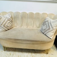 كنبة • تحتاج غسيل • المنصور