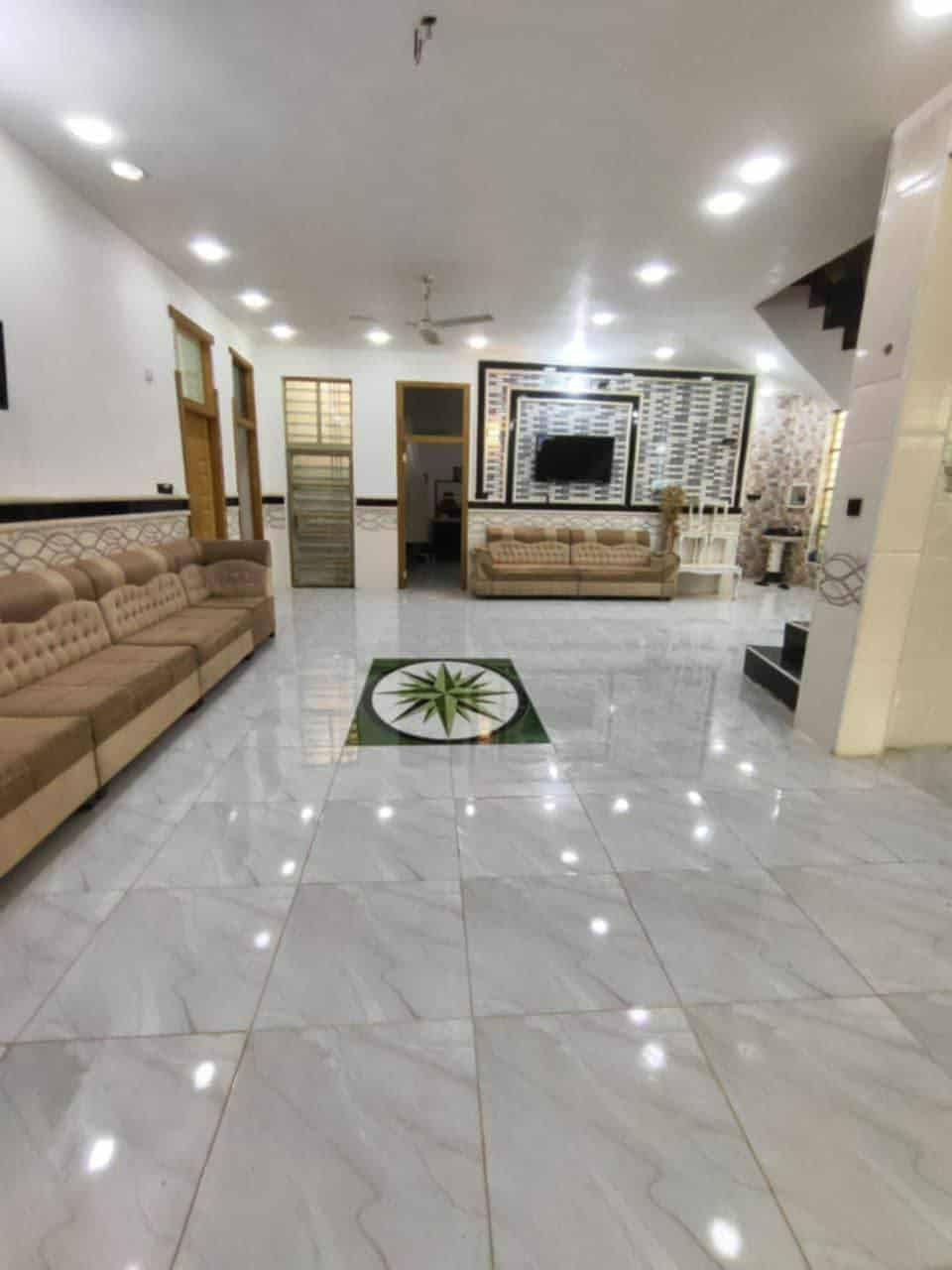 دار للبيع طابو زراعي المساحة 300 متر بالإضافة إلى فضله تابعة للدار 80 متر 
تتكون من غرفة عدد 2 
إستقبال كبير 
صالة كبيرة 
مطبخ حار وبارد 
مجموعة صحية 
حديقة 
الموقع شارع علي قمارة قرب حي الحوراء 
للاستفسار الاتصال على الرقم ***********
