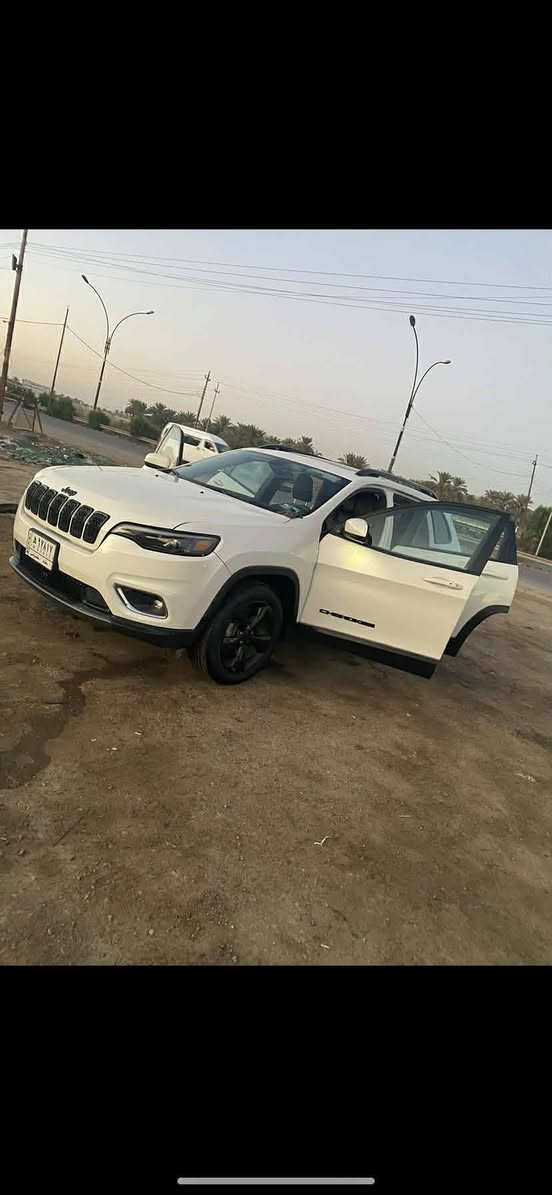 السلام عليكم
جيب شيروكي (بزون) 2019 Latitude Plus

🔹 الموديل: 2019
🔹 الفئة: Latitude Plus
🔹 المحرك: 3.2 V6
🔹 فور ويل 4×4 
🔹 الگير  :أوتوماتيك 9 سرعات
🔹 اللون: أبيض
🔹 وارد أمريكي

المواصفات:
✅ شاشة Uconnect مع Apple CarPlay وAndroid Auto
✅ كاميرا خلفية
✅ تشغيل بصمة ك
✅ دخول ذكي
✅ مثبت سرعة
✅ تحكم ستيرن 
✅ لايتات زينون
✅ نظام اختيار وضعيات القيادة (Auto / Snow / Sport / Sand & Mud)
✅ توقف ذاتي 
✅حساس جانبي 

رقم بغداد الجديد انشد عليها اليوم مكاني بغداد بسماية السعر 145 وبيها مجال للاستفسار ***********
