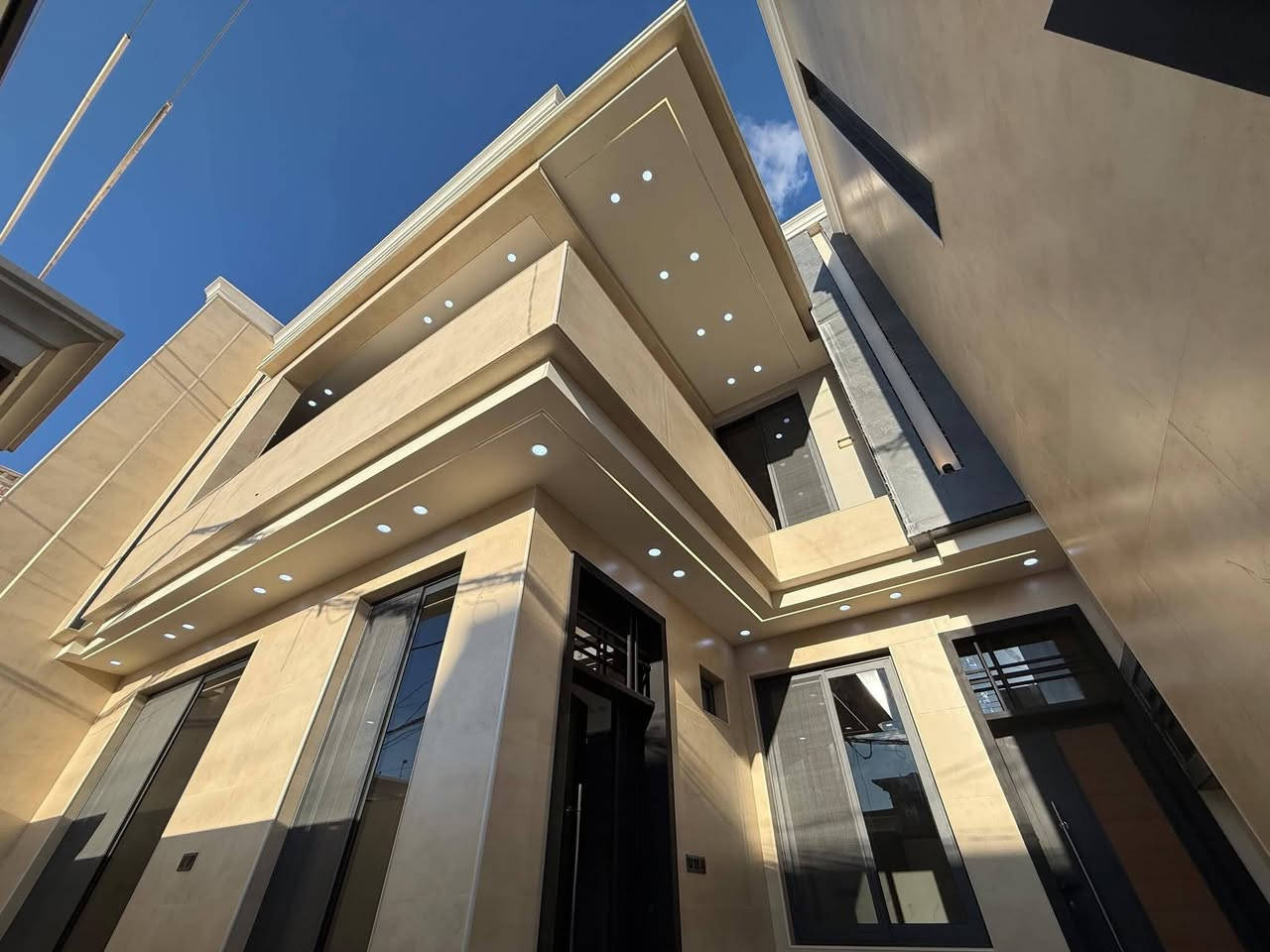 ‏‎‏دار للبيع او المراوس في النجف الاشرف
حي السلام
مساحه الدار  ٢٠٠ م 
شارع ٢٠
قرب مدينة الالعاب

‏‎  للاستفسار مراجعة مكتب العطاء للوساطه العقاريه في حي الجامعه شارع ابو حكمت مجاور باقر مول 
او الاتصال 
‏‎*********** (يتوفر واتساب)
