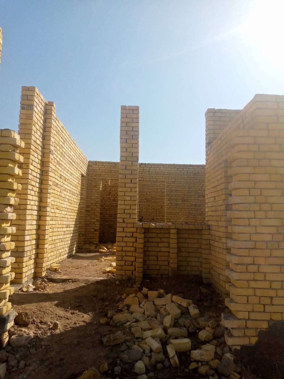 هيكل امامي مساحة 100م واصل للسكف ديوانية وصالة و وغرفة و مطبخ و صحيات ومنور وحمام داخلي السعر 50مليون وبي مجال العنوان حي الفداء مقاطعة 26 رقم العقار 26284 للاستفسار لاتصال على الرقم بي واتساب ***********
