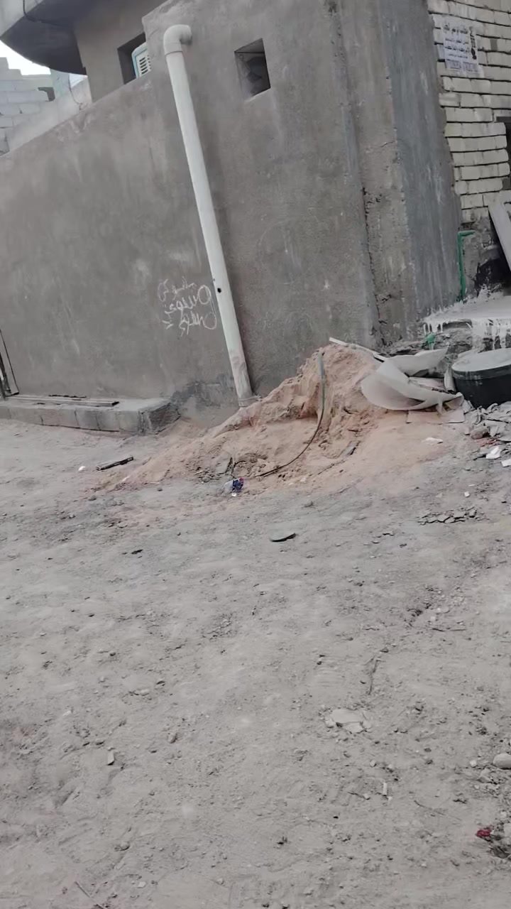 بيت للبيع او للرهن ٦٥ متر واقع حال بس بلسند ٥٠ متر عرض الشارع ٨ متر البيت طابقين الطابق الأول كامل بس الثاني هيكل كامل حته ستاره كامله عوزه بس لبخ الطابق الثاني البيت كله كونكريت مسلح شغل درجه اولا سعر ٥٥ وبي مجال وسعر الرهن ٢٢ رقم الهاتف ***********
