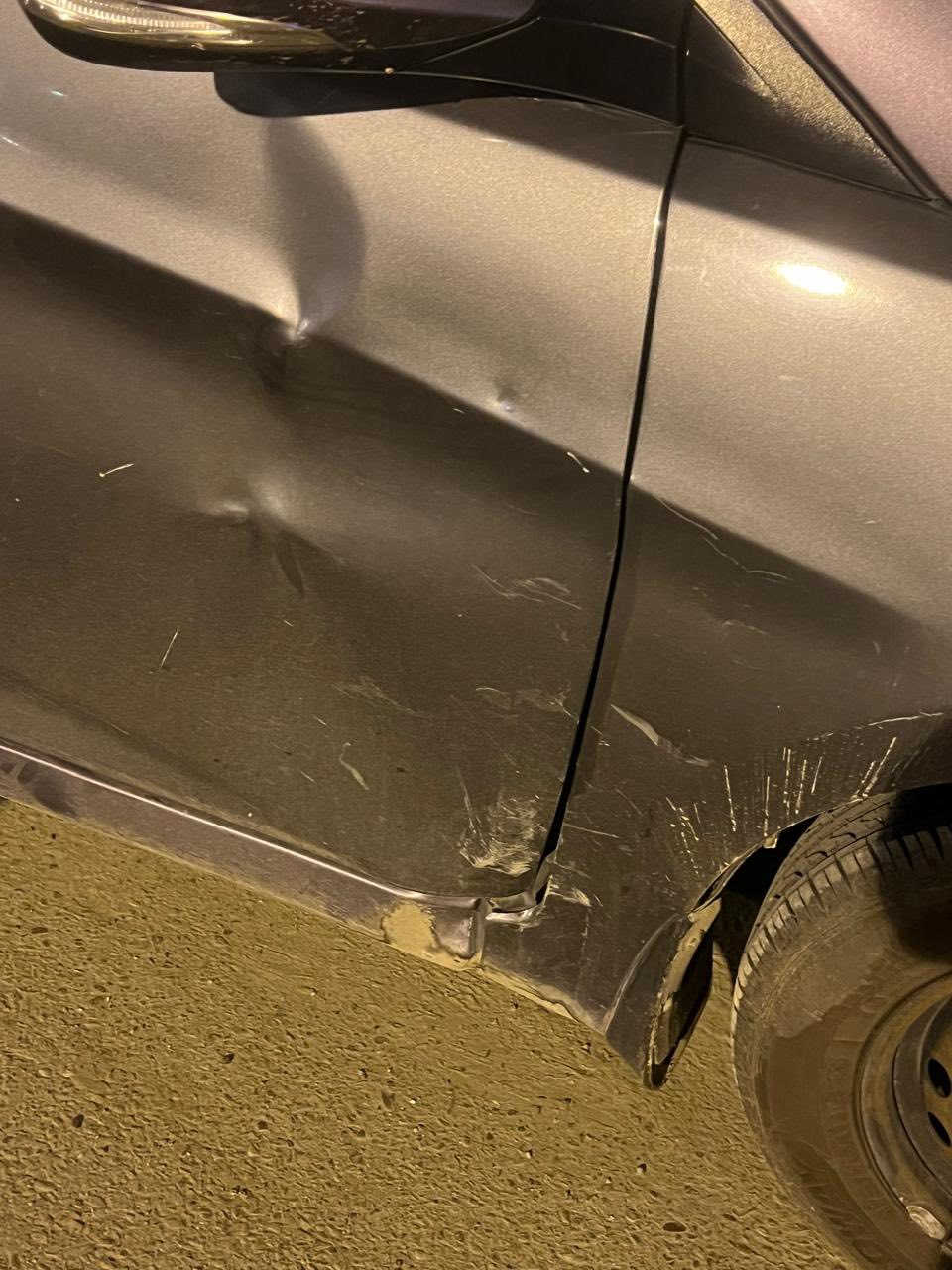 اكسنت 2016 خليجي
محرك 1400 دوش
اللون فيلي 
ماشية 166 الف 
بيه فقط هاي الضربة كما موضح بالصورة 
***********
