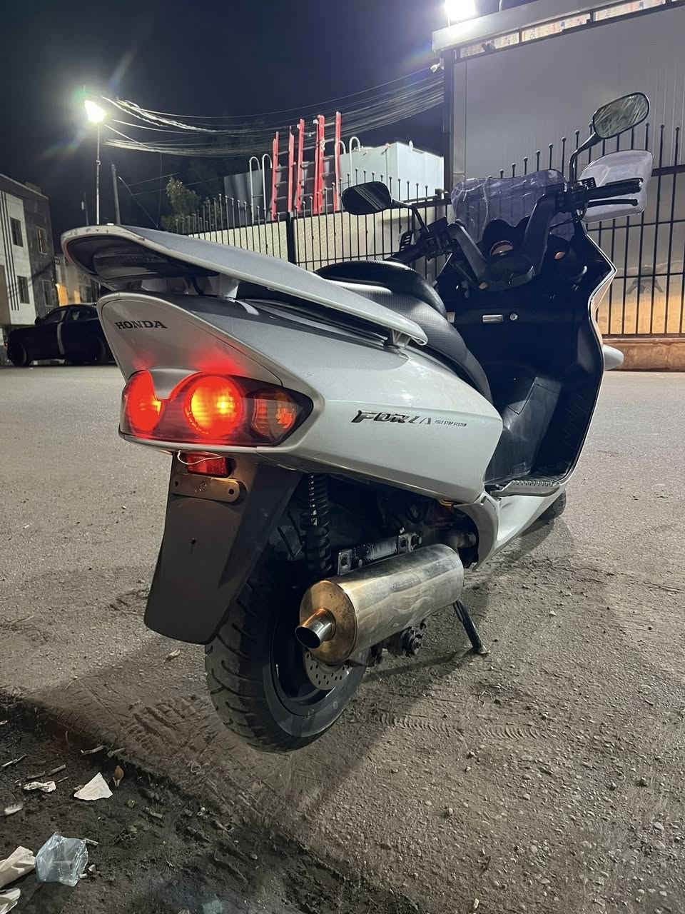 السلام عليكم فورزه 0 6 للبيع دراجه جديده بمعنى الكلمه كلها على وضع البلاد مكينه ما مفتوحه لا نضوح لا تبخير لا تنقيص نضام الإطفاء مال ازدحام شغال نكره سلف بكل وقت كهربائياتها كلها شغاله ستاند حساس ونظام ABS قفل ستيرن قفل جنطه مكاني الاعظميه السعر 900 وبيها مجال بسيط رقمي ***********
