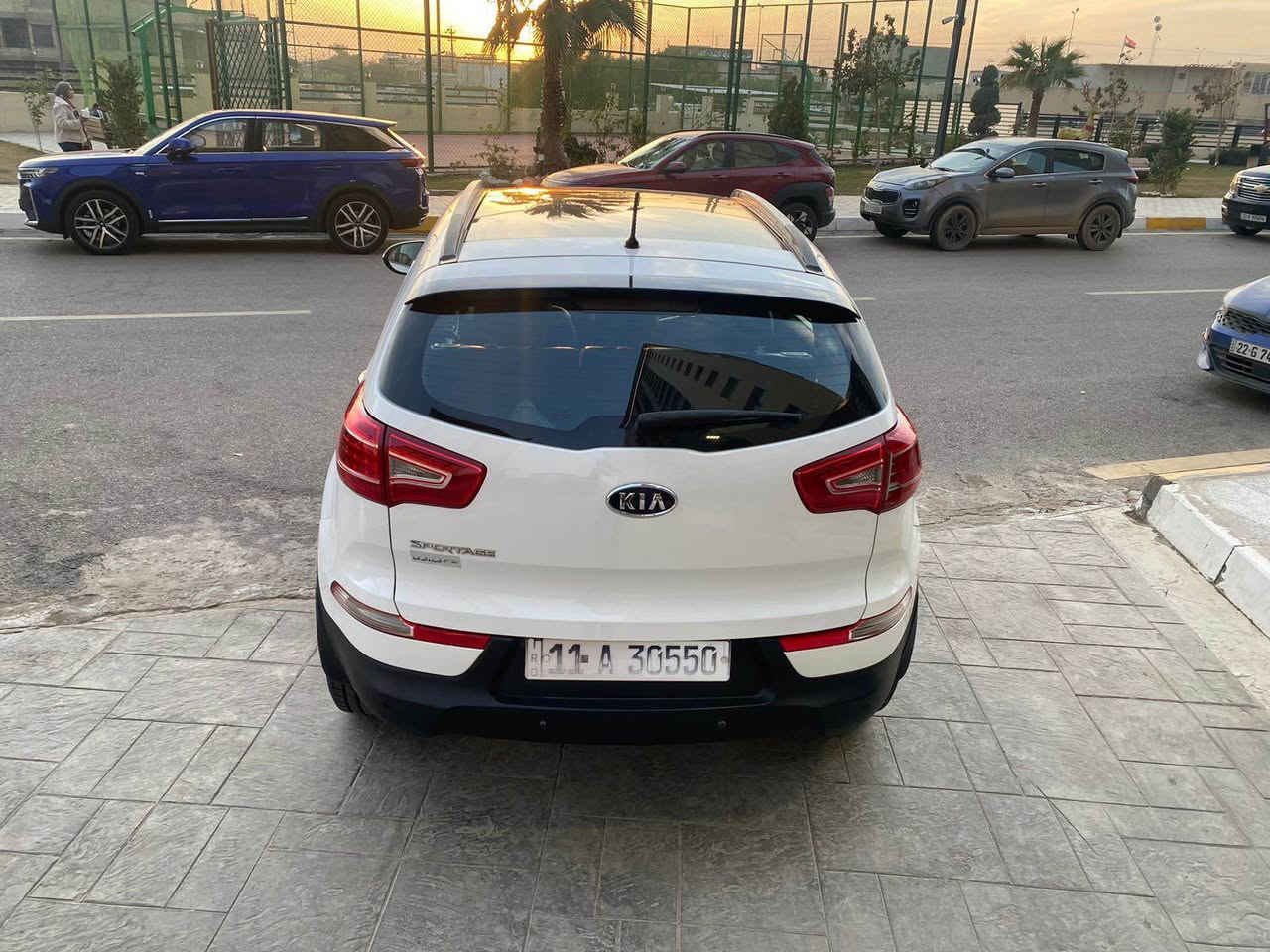 السلام عليكم 
كيا سبورتج موديل 2013 
فول موصفات ما عدا الفور ويل 
-بانوراما 
-بصمه
-كشنات جلد 
-كراسي كهرباء 
-حساس خلفي 
-مثبت سعر 
-مري شفط 
-نظام ايكو 
-ويل كروم 
-مثبت سرعه 
-حساس تايرات 
-اشاير بالمري 
-ماشيه 171 
السياره مكفوله حته الدعاميات ما عداد هلال الجاملغ الخلفي مال السايق والسياره جديده بمعنى الكلمه مسويله ادامه كامله وشديتله صدر كامل امامي خلفي قبل اسبوع تخم تاير جديد السياره ماخذه ع الزيرو من الدوليه وع ايدي رايده ب 155 وبيه مجال بسيط 
مكاني بغداد مجمع النسيم 
***********
*********** بغداد, العراق
