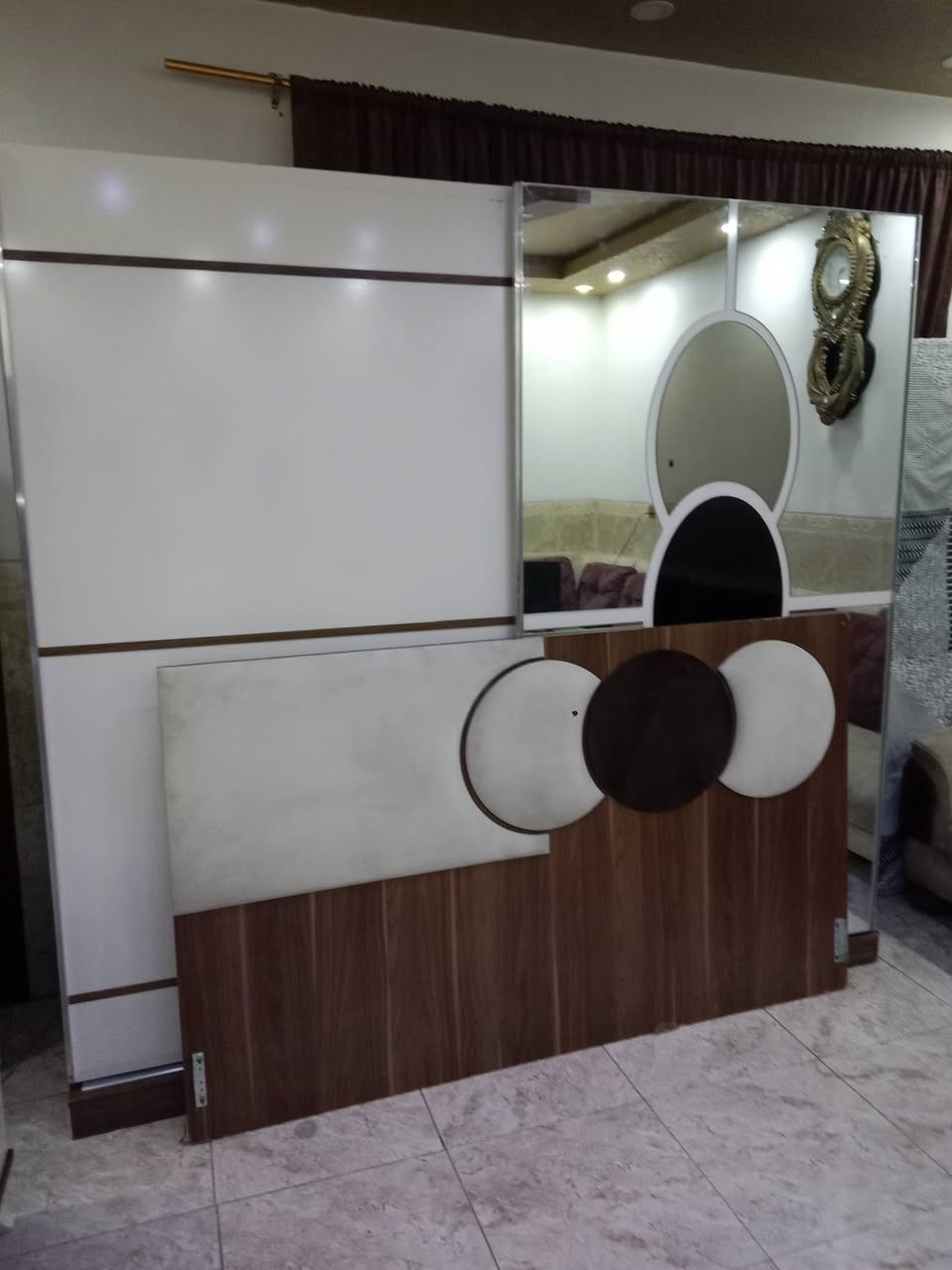 غرفه نوم 5 قطع للبيع مع شد ونقل ودوشك سعر 350 للتواصل ***********

