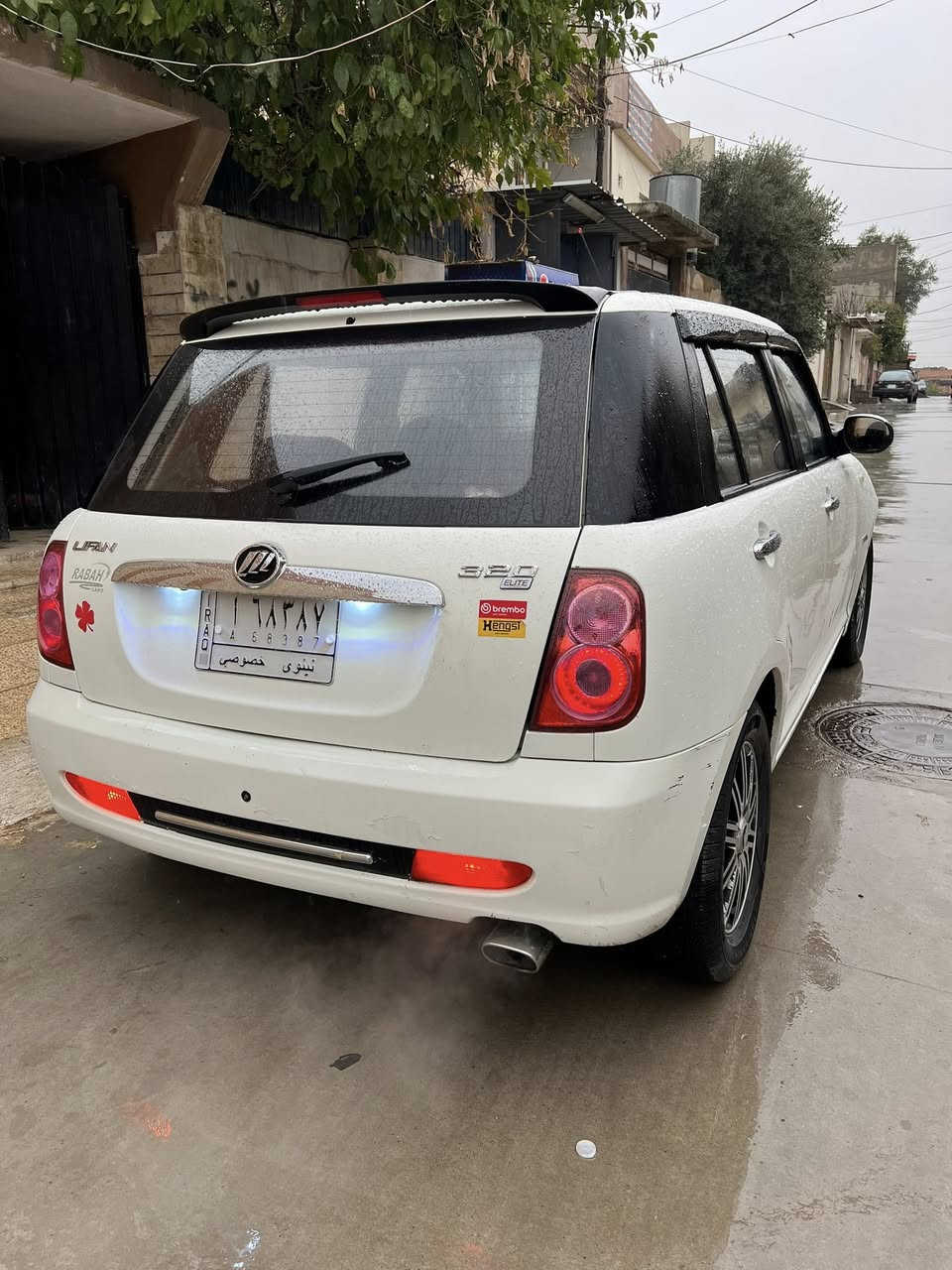 السلام عليكم
ليفان 320 للبيع 

السيارة نظيفة ومتعوب عليها وجاهزة مابيها اي نقص 

شغل وامشي 

لون ابيض

رقم نينوى خصوصي الماني

كير ومحرك شرط 

الداخل نظيف ومرتب 

السيارة مابيها نقص برغي 

شرعيها موجود 

ضرر السيارة حادث بايام التحرير فوك باب السايق 

التكمة شوية متأذية وربع السقف 

السعر ٤٥ وبيها مجال للطيبين 

للاستفسار اكثر  ***********
