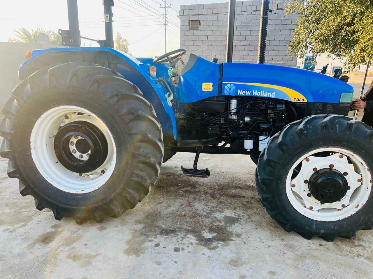 لبيع مكينه نيوهولند حجم ٨٠  موديل ٢٠١٤ مكينه جديده تخم تاير مكينه ما ناقصه شي كير وكسن شركه   مكينته لا تنقيص ولا تبخير سعر تصال على رقم ***********
