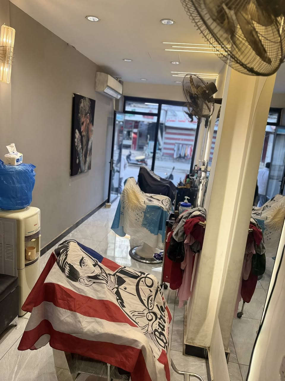 السلام عليكم 

محل حلاقة للبيع الحرية الثانيه 
المحل ايجاره 350 الف يحتوي على ثلاثة كراسي اثنين من الكراسي مستاجرات المحل شغال شغال وديكور  حديث للاستفسار ***********
