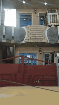 سلام وعليكم دار للبيع مساحته 100متر  ملحقاته  طابقين الطابق الأول استقبال وحولي ومطبخ وغرفه وصحيات خارجي وداخلي
والطابق الثاني غرفتين وحولي وصحيات بيت مطبك شتايكر البيت كامل متكامل
الموقع الزعفرانيه شارع الكهرباء قرب صوره الإمام علي
الاستفسار على الرقم ***********
