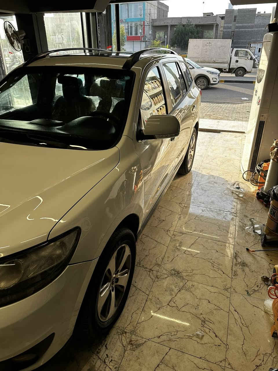 سلام عليكم 
سنتافي موديل 2012خليجي كفاله عامه 
محرك 4 سلندر كير خير من الله 
بدون ضربه بدون صبغ  عدا صبغ شبر بجاملغ السائق اثر خياس وبيه بارد بسيط بالجاملغ الخلفي باقي سياره كفالة
حداديه تخم تاير راديترات منضومتها كلها جديده سياره رقم بصرة بأسمي تحويل ثاني يوم 
رقم الهاتف ***********
السعر 135 وبي مجال
