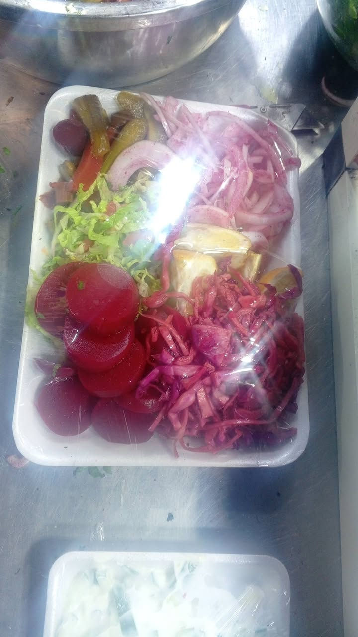 السلام عليكم من رخصت صاحب الكروب يتوفر لدينا كباب لحم كيلو 16 كباب دجاج كيلو 8 تكه دجاج كيلو 9 اجنحه كيلو 8 معلاك كيلو 16 تكه لحم كيلو 20 ويوجد لدينا توصيل داخل الزعفرانيه فقط تواصلو عبر الرقم *********** واتساب رصيد موجود مع تحياتي ابو ميان
