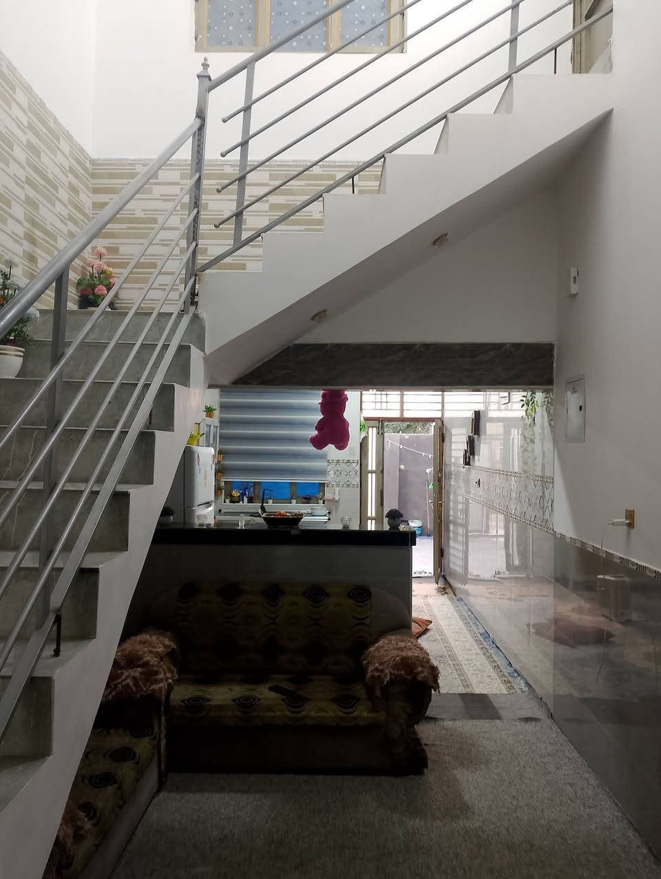 بيت مساحه 170 طابوق صف كونكريت في الاسكان الصناعي دور سيد حمزه النزله الرابعه يحتوي على غرفتين وصاله وديوانيه ومطبخ وصحيات داخليه وخارجيه نواقص البيت الديوانيه عوزها بياض والسيراميك والبيت سيراميك كله ارضي الشراي فقط يتصل واتساب ***********
