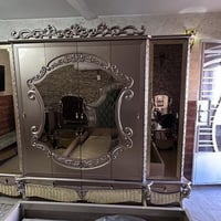 هلو بنات عندي غرفة مكونة من 8 قطع اريد ابيعها ب1000$ وبيها مجال الغرفة...