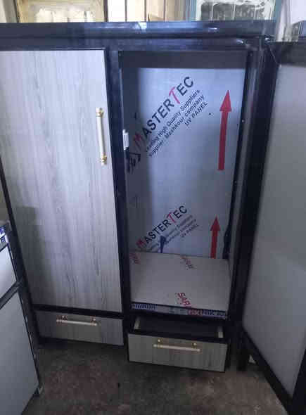 معرض ومعمل الاخوين لبيع وشراء الاثاث الجديد والمستعمل عمل انواع المطابخ والكاونترات حسب طلب الزبون جميع الالوان والموديلات العنوان الانبار القائم مقابل مركز الشباب هاتف ***********
