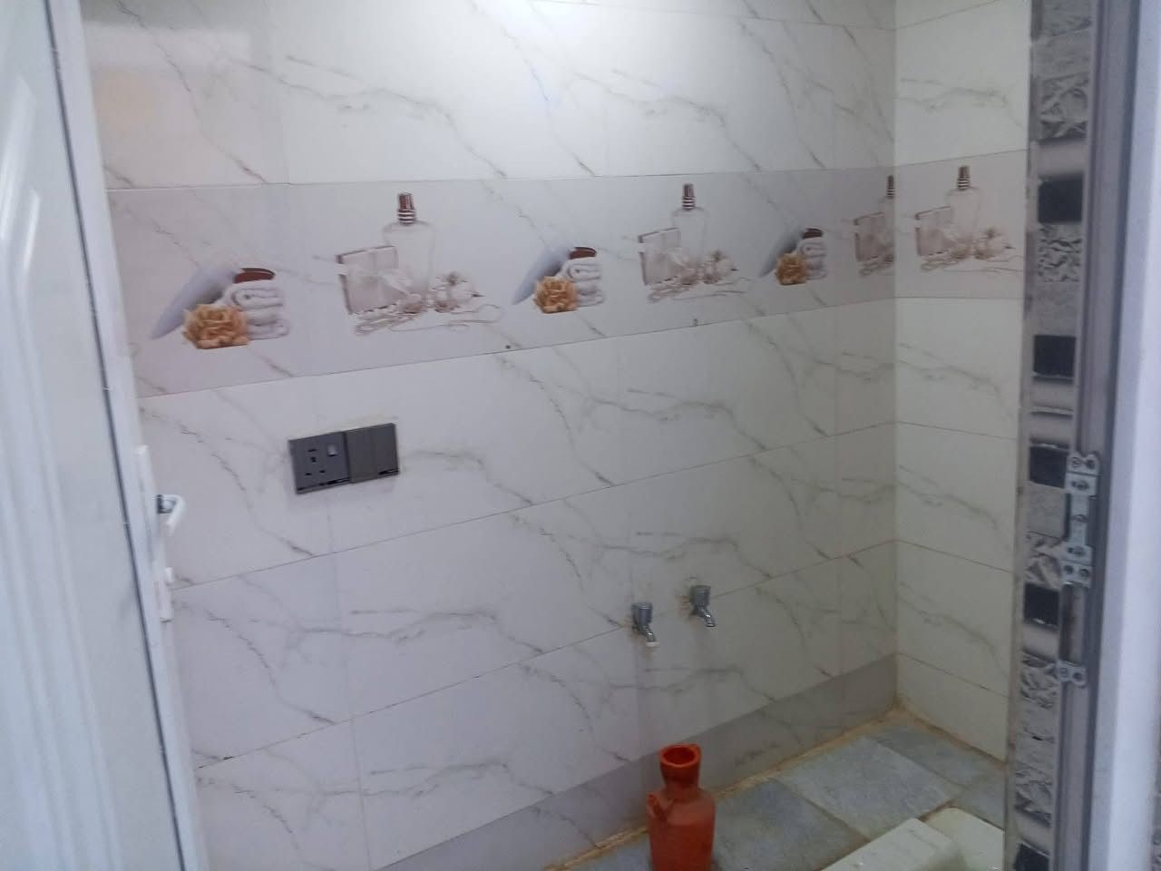 السلام عليكم بيت للبيع اب تسعين بين حي اركان واربجيه منطقة الطباء عل شارع 20 قريب عل  جامع ومدرسه ارض سكني زراعي بي كرت وسند مصور وبي صورت قيد وبي بعد اوراق مال بيت كامل مسجل بل بلديه كامل كهرباء وماء وشارع كامل مساحة البيت 100 متر واجهة 5 طول 20 البيت فول جاهز ماشاء الله الي حاب يتواصل خاص او أتصل عل رقم بي وات ساب ***********
