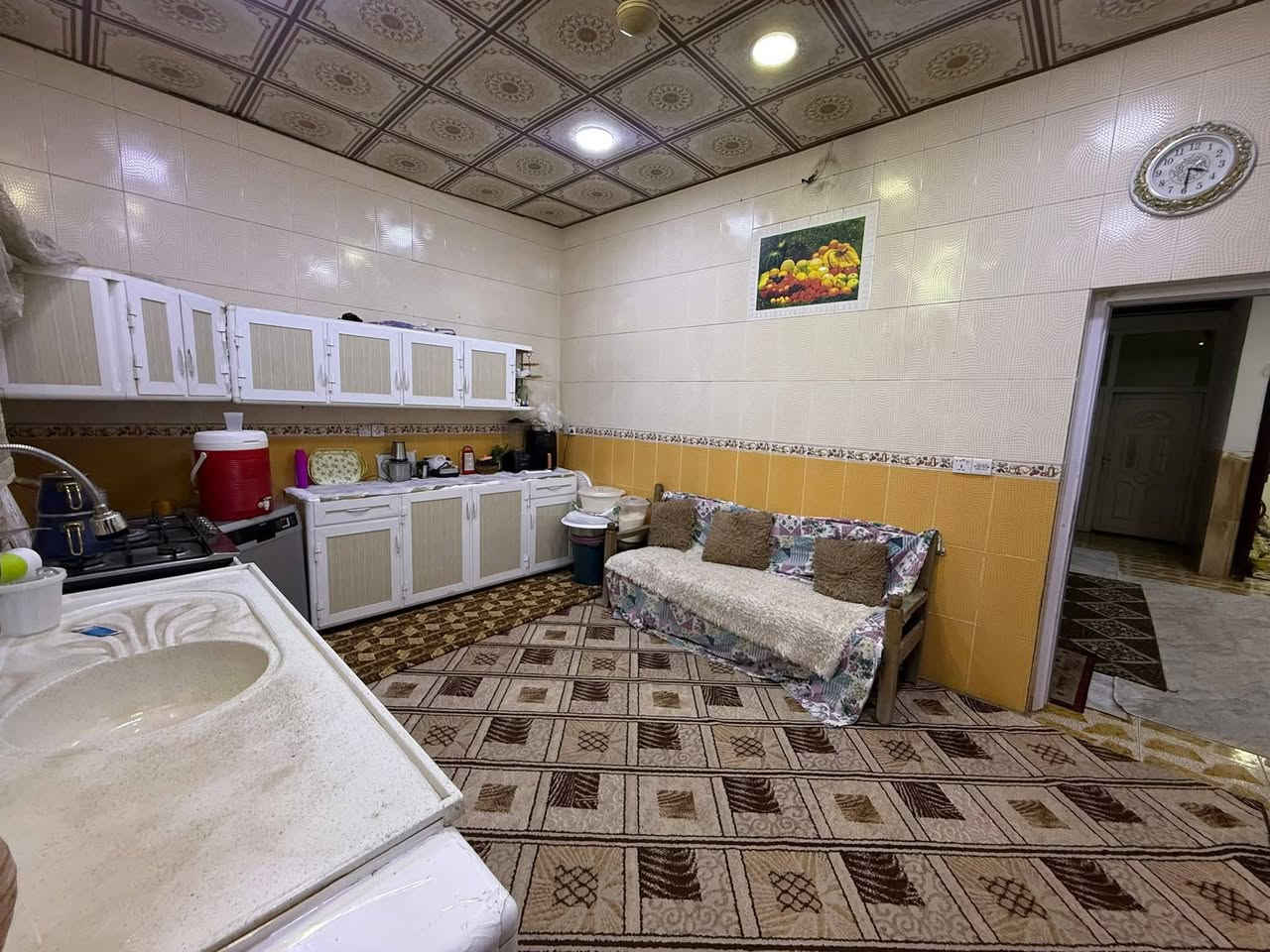 هذا البيت للبيع، يقع في منطقة شورجة، قريب من المدرسة والسوق، في زقاق أبو عبد الله (حجامە)، والبيت طابو رسمي. 200 متر يوجد غرفة إضافية وبِيتونة على السطح  السعر 155 ملیون ومجال. 

ڕقـم...👇

***********
