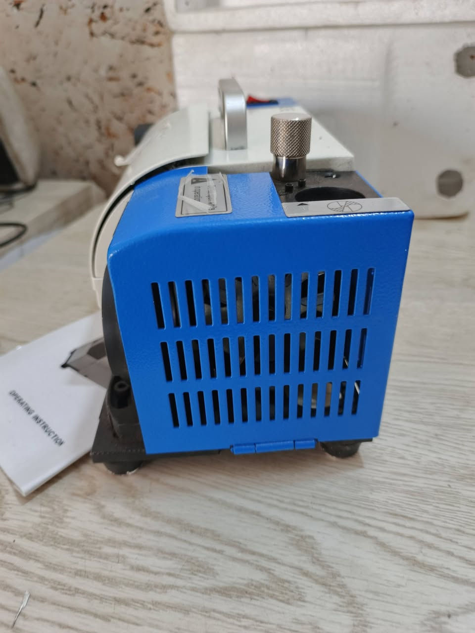 هذه **ماكينة شحذ وتسنين البراين (Drill Bit Sharpener / Grinder)**.
الجزء الظاهر بالصورة هو درج تخزين **الكوليتات (Collets / ER Collets)** المقسمة حسب أقطار وقياسات البراين (من 2-3 ملم إلى 12-13 ملم) التي تُستخدم لتثبيت البرينة بإحكام أثناء عملية الشحذ والتسنين.للاستفسار خاص او واتس اب ‏‪***********‬‏
