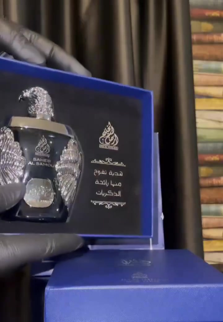 ✨ غلا زايد صاحب السمو… عطر لا يشبه الحضور العادي، بل يترك بصمة فاخرة تسبقك أينما ذهبت.
من دار ard alkhaleej الإماراتية🇦🇪💯 ، يأتي هذا العطر بتركيبة تجمع بين الانتعاش الملكي والدفء الشرقي العميق، ليمنحك إحساسًا بالقوة والأناقة منذ أول رشة.
تبدأ الرحلة بنفحات منعشة من الليمون والجريب فروت والنعناع مع لمسة فلفل وردي تضيف جاذبية مميزة، ثم ينتقل العطر إلى قلب دافئ مليء بالزنجبيل وجوزة الطيب والياسمين وخشب الأرز، قبل أن يستقر على قاعدة فخمة من العنبر والبخور والمسك والباتشولي وخشب الصندل لثبات يدوم وفوحان يلفت الأنظار.

عطر أو دي بارفان صُمم للرجل الذي يبحث عن الهيبة، الفخامة، والحضور القوي بأسلوب قريب من العطور العالمية الراقية مثل أفينتوس، لكن بسعر اقتصادي يناسب الاستخدام اليومي والمناسبات الخاصة.
غلا زايد… عندما تتحول الرائحة إلى هيبة
#الاصلي المنشأ خليجي الامارات 🇦🇪💯
السعر خاص
🚘 يوجد خدمة توصيل لجميع محافظات العراق ٤ الاف 🚘


**إذا كنت صاحب هذا الإعلان وتريد حذفه لأي سبب، رجاءا أرسل رسالة إلى الدعم الفني**