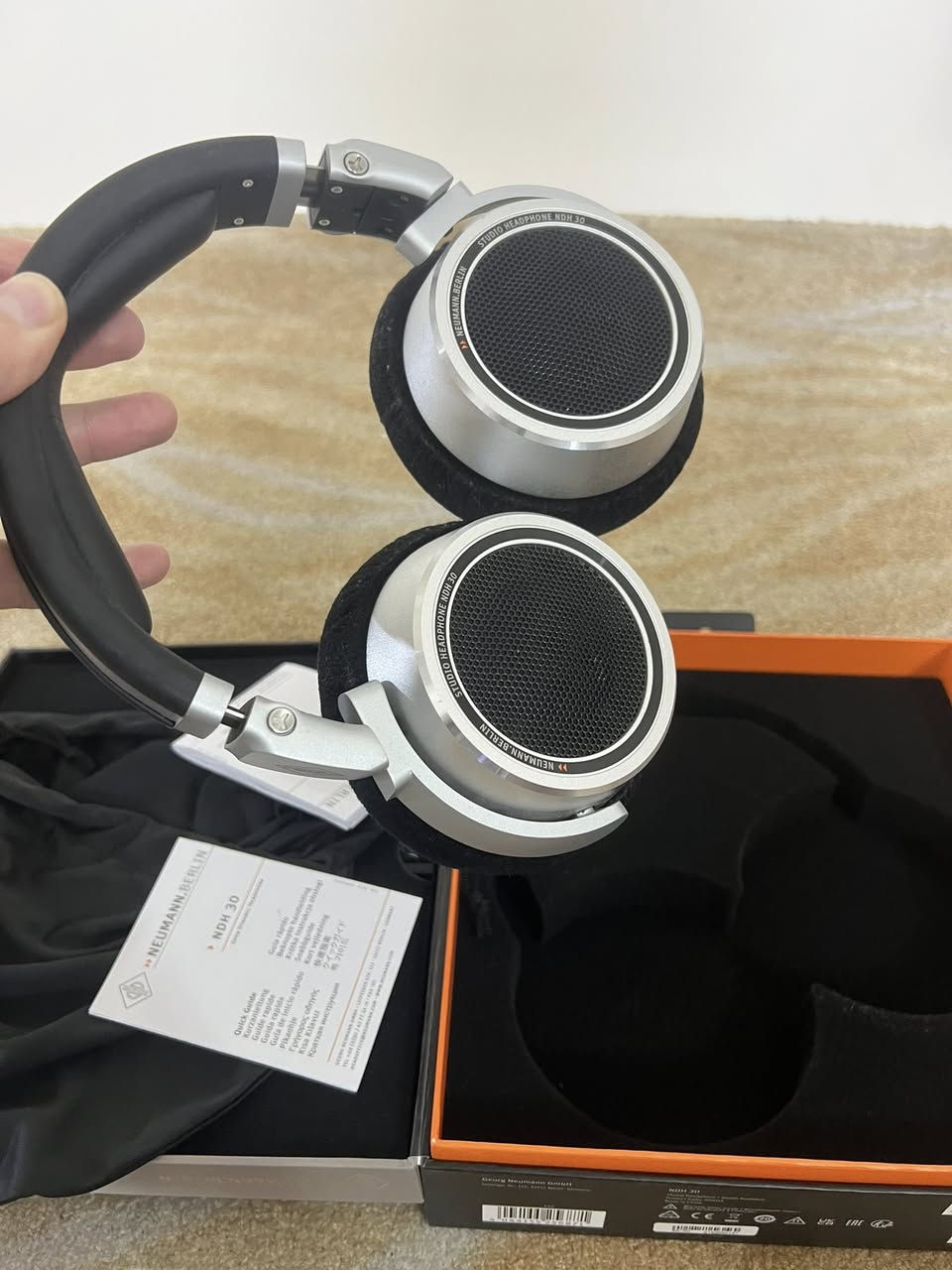السلام عليكم شلونكم شباب 

سماعة Neumann NDH 30 (Open-Back Studio Headphones)

للجماعة اللي يدورون دقة خرافية بالصوت، عندي سماعة نيومان NDH 30 الغنية عن التعريف للبيع. السماعة غسلت السوك من نزلت لأنها تنطيك صوت الستوديو مونيتور (مثل سماعات KH 150) بس على شكل هيدفون.

• ليش هاي السماعة؟ صوتها كلش "Flat" وحيادي، يعني تسمع الصوت الحقيقي بدون أي تلوين. مثالية جداً لجماعة المكس، الماسترنك، والمونتاج الاحترافي.

• الراحة: مريحة جداً بجلسات الشغل الطويلة وتصميمها يخلي الأذن تتنفس لأنها (Open-back).

• النظافة: السماعة مستعملة أخت الجديدة، صناعة ألمانية أصلية وبناء معدني قوي يعيش عمر.

• الملحقات: تجي مع الواير الأصلي ومحول الـ 6.3mm.
أهم المميزات التقنية (للتوضيح):
• التردد: استجابة واسعة جداً من 12 هرتز إلى 34 كيلوهرتز.
• المقاومة: 120 أوم (تشتغل بشكل ممتاز مع كارتات الصوت الاحترافية).
• التصميم: قابلة للطي لسهولة النقل.

سعر ٦٠٠ الف !


**إذا كنت صاحب هذا الإعلان وتريد حذفه لأي سبب، رجاءا أرسل رسالة إلى الدعم الفني**