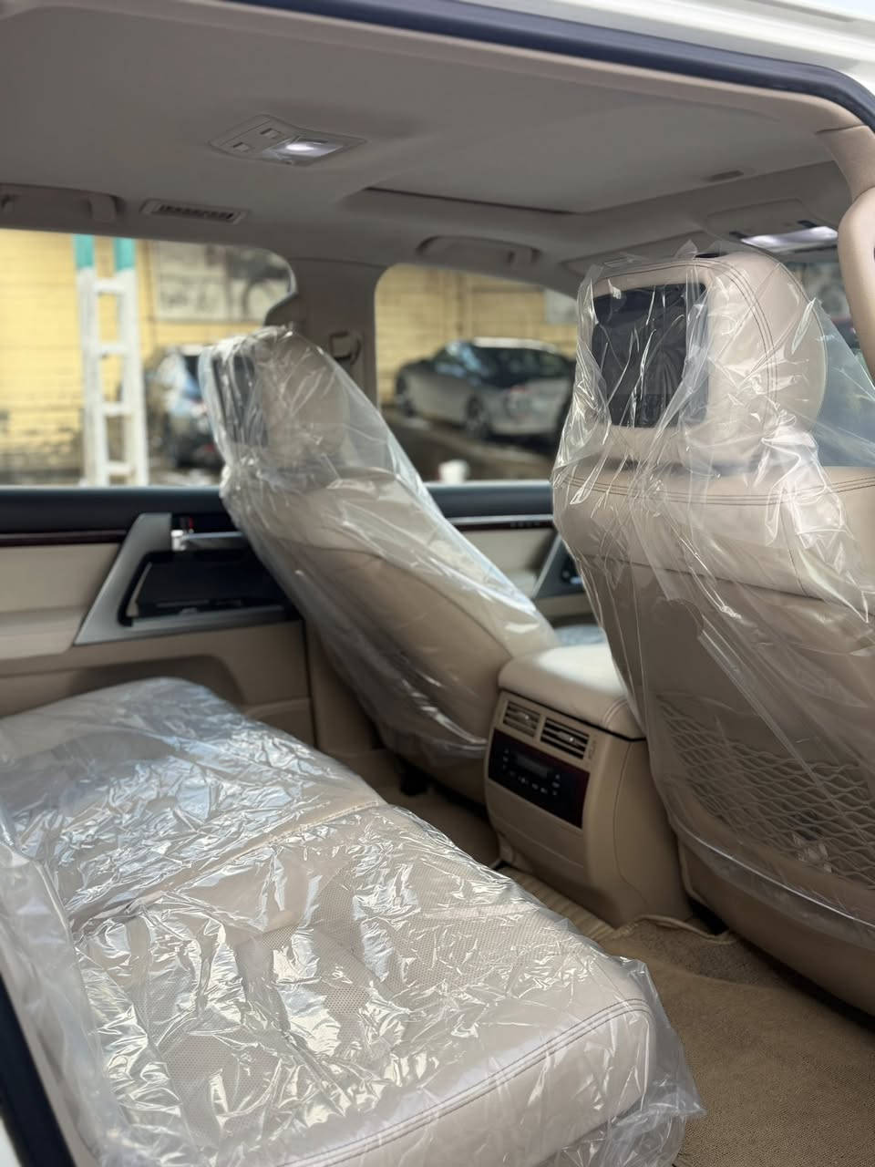 سلام عليكم 
لاند كروز 2014 vxrساز اصل كفاله عامه حتى الدعاميات سياره كلش جديده محركه 4.6 تحويل ثاني يوم بأسمي للاستفسار ***********
