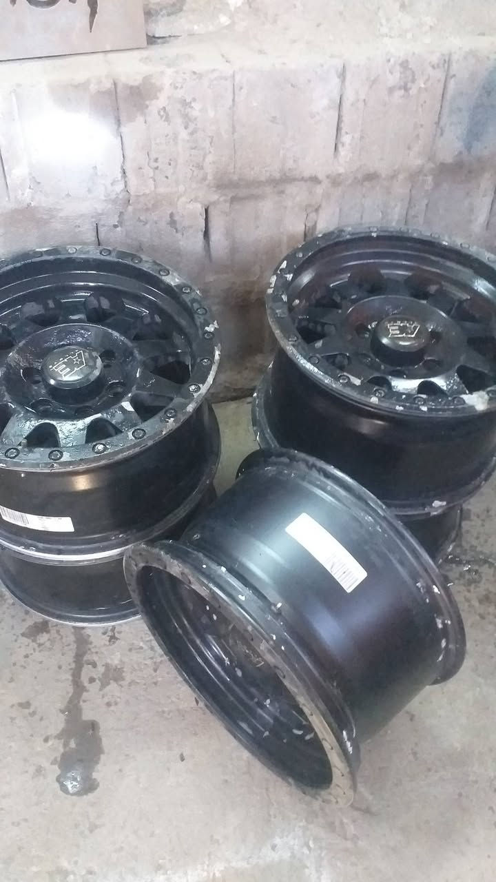 ويلات اوف رويد امريكي عدد٥ حجم١٧ للبيع ٦ستدات مال فورد ربتر***********
