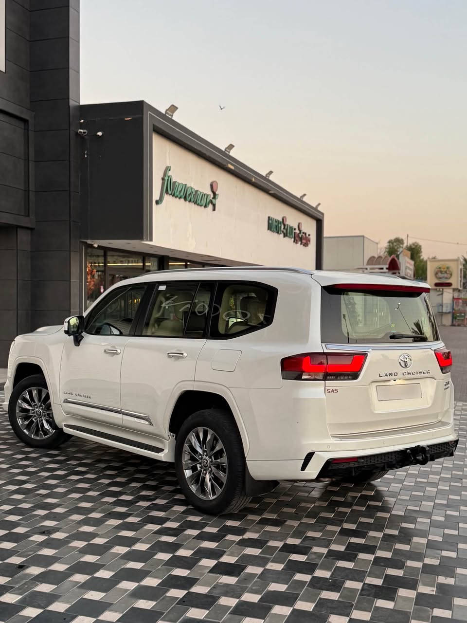 لاندكروز GXR limited 2023 
السيارة ضمان وكالة ساز 
ماشية 42 وسيارة جديدة كلش 
فول مواصفات 1/1 تنفس طبيعي 
مكفولة من الصبغ والبارد والفتح والدبل 
كود
السيارة رقم بغداد تحويل مباشر بأسم المشتري  
السعر 650$ وبيهه مجال بسيط 
رقم الهاتف / واتساب ***********
