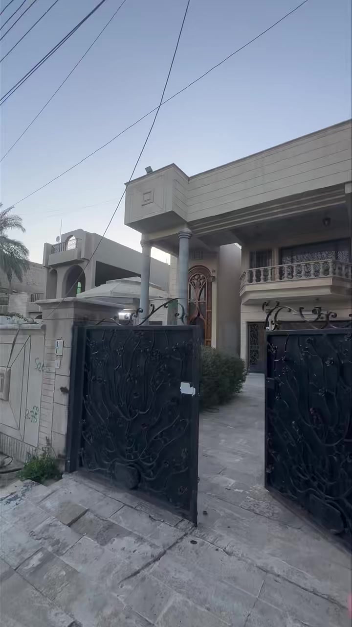 دار نظيف جداً للايجار 🏠
طابقين 

مساحة الدار ٤٠٠ متر

يحتوي الدار 
.كراج 
.حديقه 
.صالات عدد 2 
.مطبخ 
.غرف عدد ٤
.

العنوان حي العدل خلف تجهيزات الربيع 📍

الايجار سكني. تجاري

السعر 2300$ وبي مجال

للحجز والاستفسار :***********
