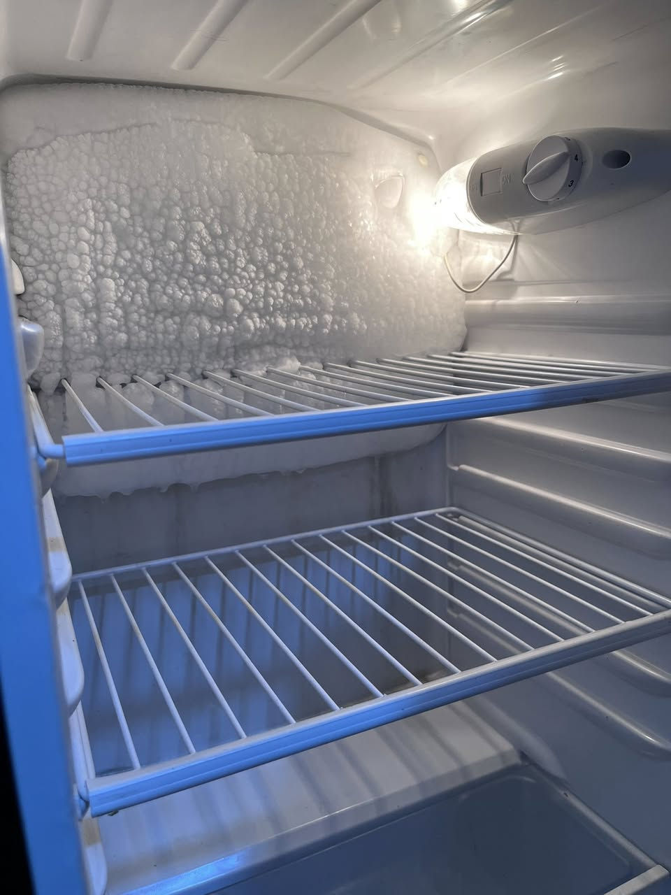 ثلاجه للبيع استخدام قليل مابيها اي ضرر 
رايدها ب ١٧٠وبيها مجال


**إذا كنت صاحب هذا الإعلان وتريد حذفه لأي سبب، رجاءا أرسل رسالة إلى الدعم الفني**