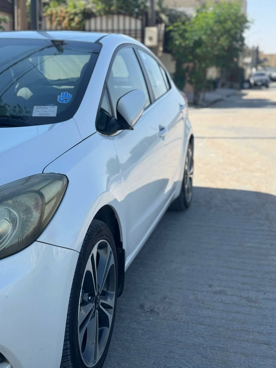 السلام عليكم سيراتو ٢٠١٦ فول سويج فتحة اشاير بلمري ومري شفط وتبريد قطعتين وفتح وحساسات وكامرة والسيارة مكفولة كفالة عامة من الصبغ بيه بارد اربع اصابع ورصعات ٦ رقمه بغداد الجديد والسيارة بسمي لتواصل ***********
