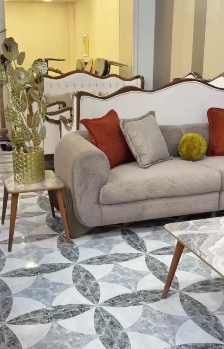 تخم مودرن تركي 
لدى شركة الهفهاف
قماش مخملي أو شانيل ناعم بلون بيج مائل للرمادي (لون هادئ وسهل التنسيق)
تصميم مريح بحواف عريضة ومسند يدين مائل
وسادة ديكور بلون خردلي (تعطي لمسة فخامة وتكسر اللون الهادئ)
طاولة جانبية مدمجة بين القطع بيها:
سطح خشب عملي
مدفأة كهربائية ديكور (تعطي جو دافئ وراقي 🔥) مع دي جي 
مناسب لغرف الجلوس الحديثة والكلاسيك الخفيف
ألوانه تساعدك تضيفي أي لون ديكور (خردلي، ذهبي، أسود…)
مريح للاستخدام اليومي + شكله فخم للضيوف
#شركة_الهفهاف #اثاث_مودرن #اثاث_منزلي #اثاث_فاخر #أجهزة_كهربائية_صغيرة #اجهزة_كهربائيه #ترند #ترند_العراق #اكسبلور #اكسبلور_فولو #ترندات #اكسبلور #اكسبلور_فولو #ترندات #اكسبلور #الشعب_الصيني_ماله_حل


**إذا كنت صاحب هذا الإعلان وتريد حذفه لأي سبب، رجاءا أرسل رسالة إلى الدعم الفني**