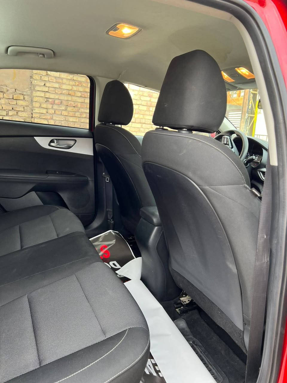 السلام عليكم فورتي للبيع موديل 2024 وارد امريكي مواصفات نص فول 
بدون رقم
 
تبديل بابين وبنيد نفس الون امريكي
لون ماروني
صور الحادث بل منشور 

شواصي لغود مكفوله 
السعر 120 وبيه مجال 
***********
