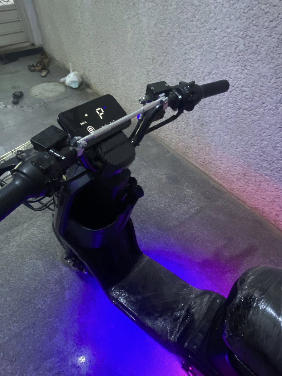 السلام عليكم
دراجه R9 للبيع 

2026 قبل 3 اشهر مطلعها من الوكيل

الدراجه مكفوله جديده كارتون

كفرات كاربون فايبر 

كلوبات لد على طول الدراجه شادلها

تايرات جدد اليوم شديتهن

بلاديه ماناقصها شي مرايات سله الدوسات

سعرها 450 وبيها مجال للطيبين

مكانها بصره قبله 

***********
