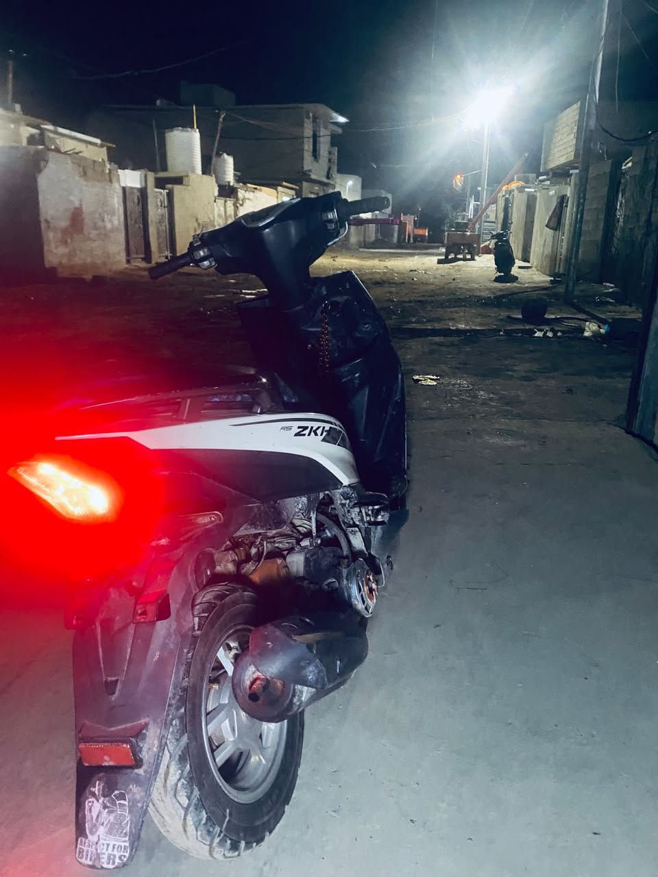 السلام عليكم 
دراجه ماكس مضلع حديث 
دراجه كايمه مستحقه تجفيت 
كل شي شغال بيها كهربائيات كامله  تجي وتكلبها 
عنواني الغزاليه وبيها مجال 
وهاذه رقمي ***********
