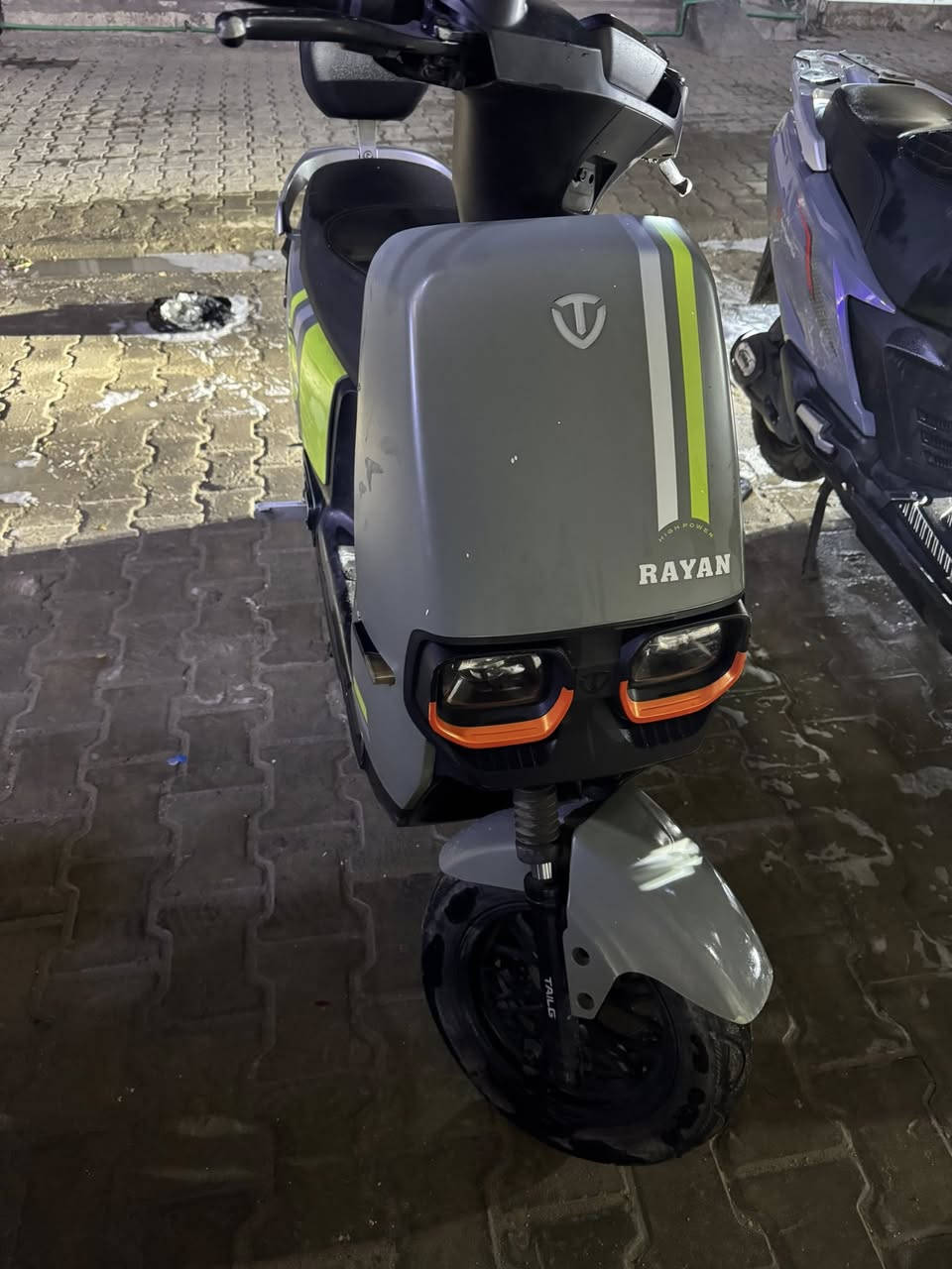 سلام عليكم دراجة شحن للبيع  6بطاريات  موديل 2025  دراجة كلش نضيفة صارلها اقل السنة عندي كلشي بيها شغال ما بيهة اي نقص  ماخذها بي مليون  و رايدها ب 700 مكاني بغداد الحرية ***********
