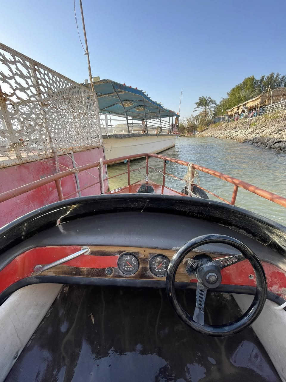 زورق للبيع عدد الركاب ٤ المكينه ٧٠ حصان جك المكينه شغال انار اناره اماميه +يعمل بنضام سرعات مختلف الزورق نضيف جدآ للأستفسار الأتصال على الرقم *********** نوع المكينه جونسن أمريكي
