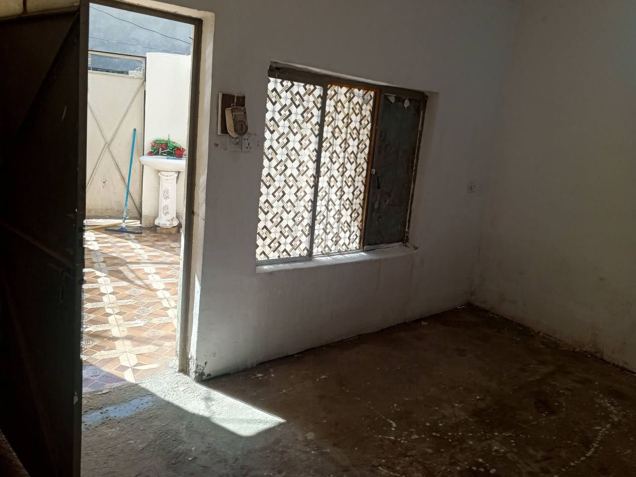 سلام عليكم
بيت البيع 
مساحته 75 
بغرفه 
 واستقبا
ام مطبخ 
 وصحيات 
حمام 
رقم الهاتف ***********
