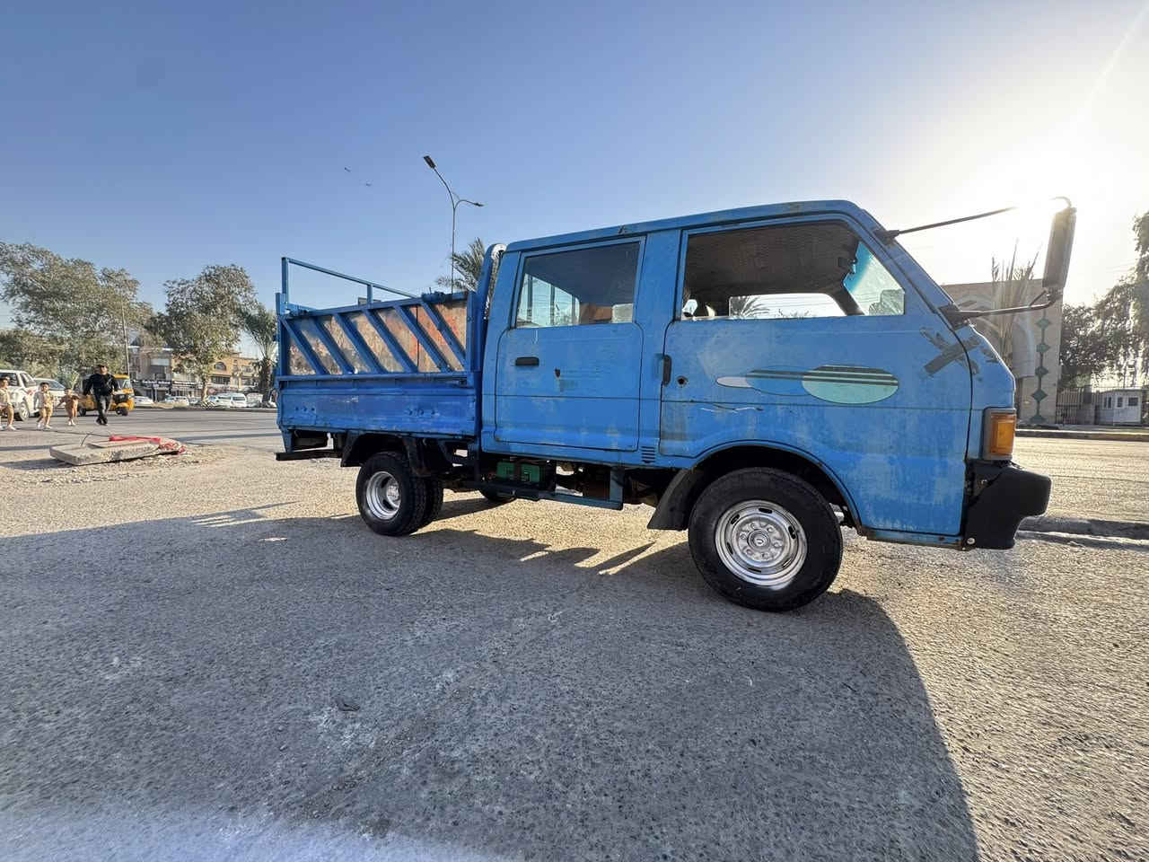 كية حمل دبل قمارة موديل ١٩٩٢ رقم بغداد. السعر ٣٨
محرك السيارة مال عموشة ٢٧٠٠ ومسجل بالسنوية ٢٧٠٠ سيارة مال شغل رقم شاصي واضح والسيارة بأسمي شرط التحويل كير واكسل جدد شادهن قبل ٦ اشهر مال حاوية والمكينة هم  شادهة مال حاوية بال٢٢ وحالياً بيهة بداية بخار بالمكينة مو من الصالنصة السيارة قمارتهة تعبانة وكلشي واضح بالصور بس شاصي وكير ومكينة واكسل مضبوطات وتخم تاير جديد واضح بالصور كلشي السيارة مستعجل على بيعتهة وسعرهة مناسب مكانهة بغداد شارع فلسطين
***********
