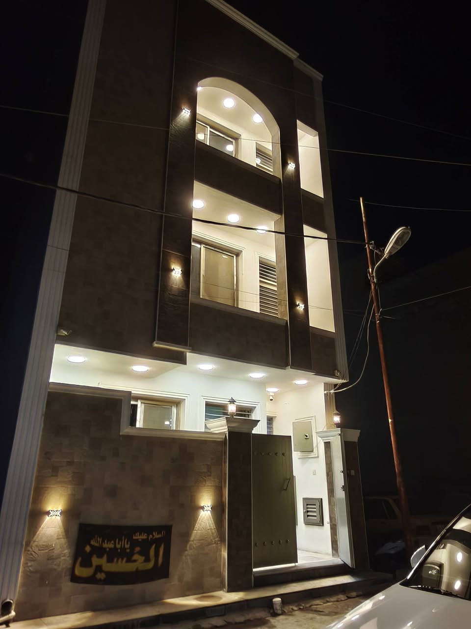 بيت للبيع بمساحة (60 متر ) واجهه 6 نزال 10 ويتكون من ثلاث طوابق الموقع ( الطي / نزال الصافي ثاني فرع من نزال الصافي قرب الشارع ) يحتوي البيت على ( مدخلين + 4 غرف نوم + استقبال ومطبخ+ اربع حمامات) ومع بيع البيت كاميرات مراقبه و 3 سبالت و مبردة مركزية للاستفسار والتواصل مع الرقم *********** .
