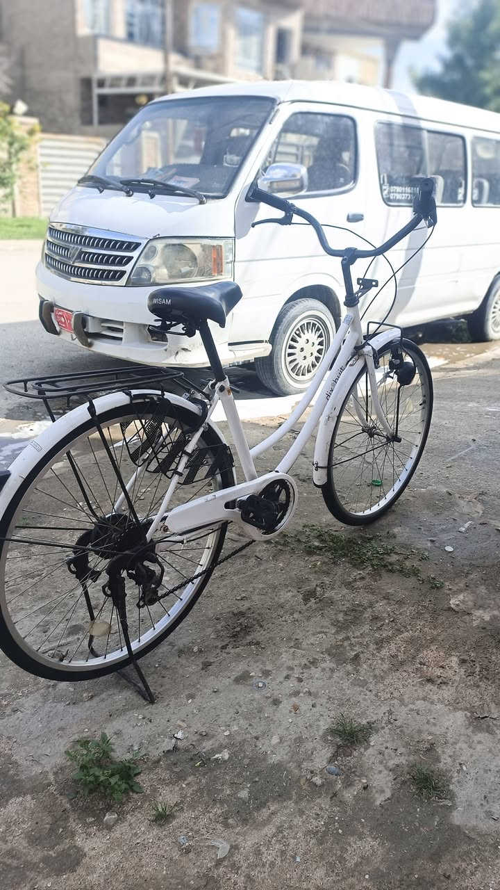 يابه سلام عليكم شباب بايسكل بناتي اخو الجديد كير وحساس 
كامل مكمل اي نقص ما بي 
يرادله فقط تاير خلفي شويه تعبان 
موديل 2020
لون ابيض 
بايسكل نضافه 90بل 100
مكان 📍بغداد بياع 
رقمي ***********
