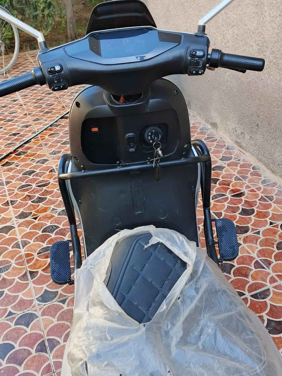 السلام عليكم دراجه شحن للبيع نضافة فول مثل ماموضح في الصورة كاملة مكملة اي نقص مابيهة للاستفسار الاتصال على الرقم ***********
