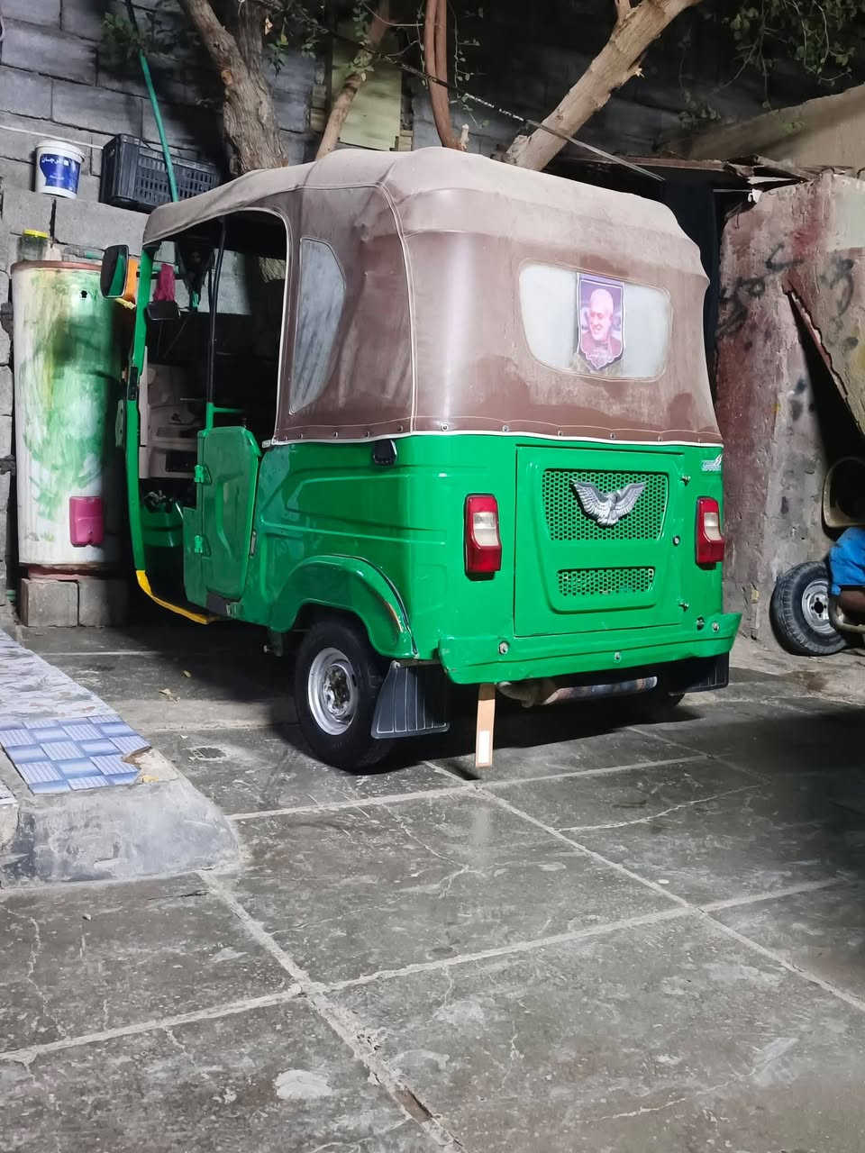 سلام عليكم تكتك للبيع موديل 22 شهر 12 مضلع رقم وسنويه نكليزي بسمي تحويل ثاني يوم كشر بيه طخات خفيفه ما بيهة صبغ ولا معجون مكاني بغداد حي النصر السعر 9300 وبيهة مجال ***********
