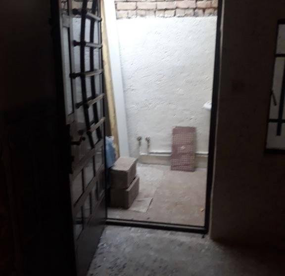 دار سكني🏠 فرصة للأستمثار بسعر مناسب 💵 بدون دلالية
🏠دار سكني مساحة 75m طابو صرف سكني
واجهة 3.75 m
نزال 20  m
طابق واحد
 مسلح 🏋️‍♀️ مع بيتونة يحتوي على :
غرفةنوم  🛏️
صالة 🚻
مطبخ 👩‍🍳
حمام مشترك 🛀شرقي غربي 🚽عدد 2
  طرمة 🚪
ترك خلفي 🪟
والسطح شتايكر 🏗️
🛣️العنوان :الزعفرانية نهاية شارع الكهرباء دور الشرطة خلف حسينية المهدي عج الفرع مقابل حلويات فستقة
 لمعرفة السعر 💰والاستفسار الاتصال على الرقم☎️ *********** 
يوجد واتس اب what's app 📲
