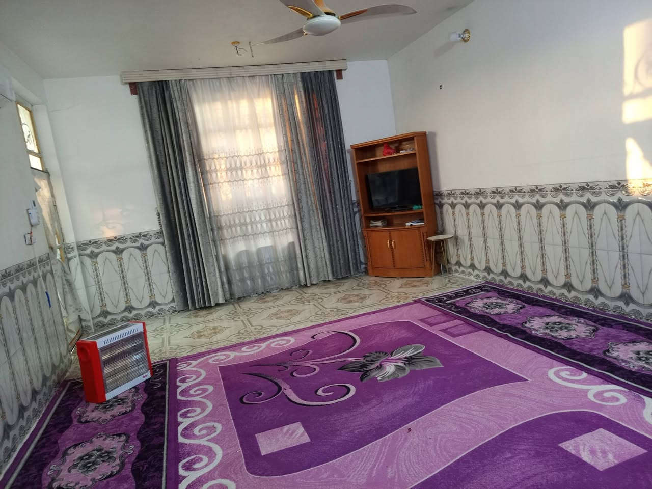 السعر 90 
بيت طابو زراعي سند 25 مساحة 200م 
العنوان/ التاجية نادر الثالثة قرب مجمع السجاد السكني 
البناء/ غرفتين وصالة ومطبخ واستقبال وصحيات 
للاستفسار اكثر خاص او الاتصال على الرقم ***********
