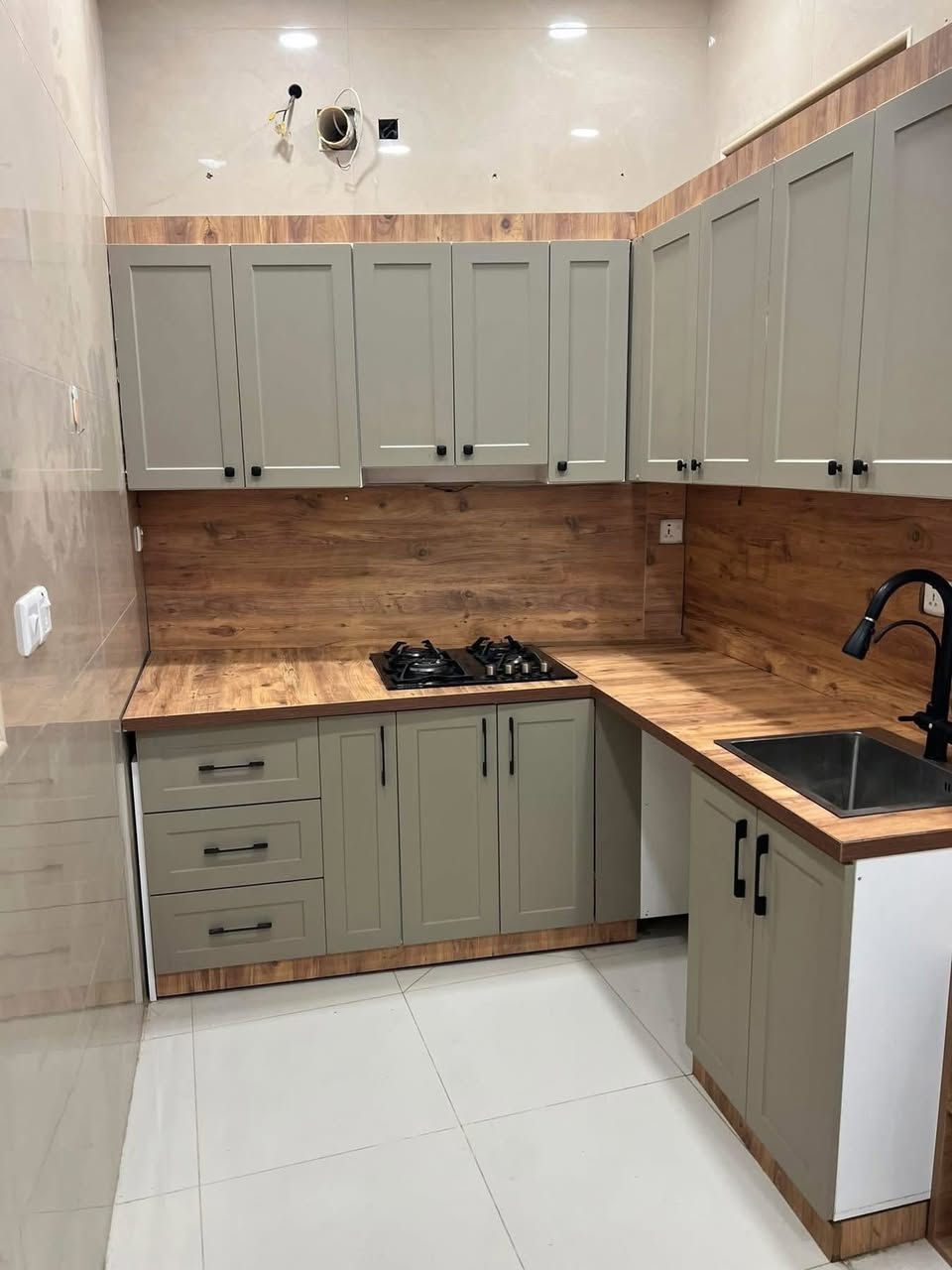 � شقة للإيجار - الطابق الثاني، منطقة علي الصالح
⚡ مميزات الشقة:

 • 🛏️ غرف نوم: 2

 • 🛁 الحمامات: 2

 • 🍳 المطبخ: جاهز 

 • 🌬️ المناور: 2

 • 💧 تانكي ماء: سعة 1000 لتر عدد 2

          ماطور ماء بوستر مع سخان مع صروخيات مع مراوح سقفيه

💰 الإيجار: 700,000

📞 للتواصل: ***********

ملاحظه :

عوائل فقط

ملاحضه ثانيه/ البردات والكاونتر  والمراوح السقفيه مع الشقه 

ماتحتاج شي جاهزه ومجهزه ❤️
